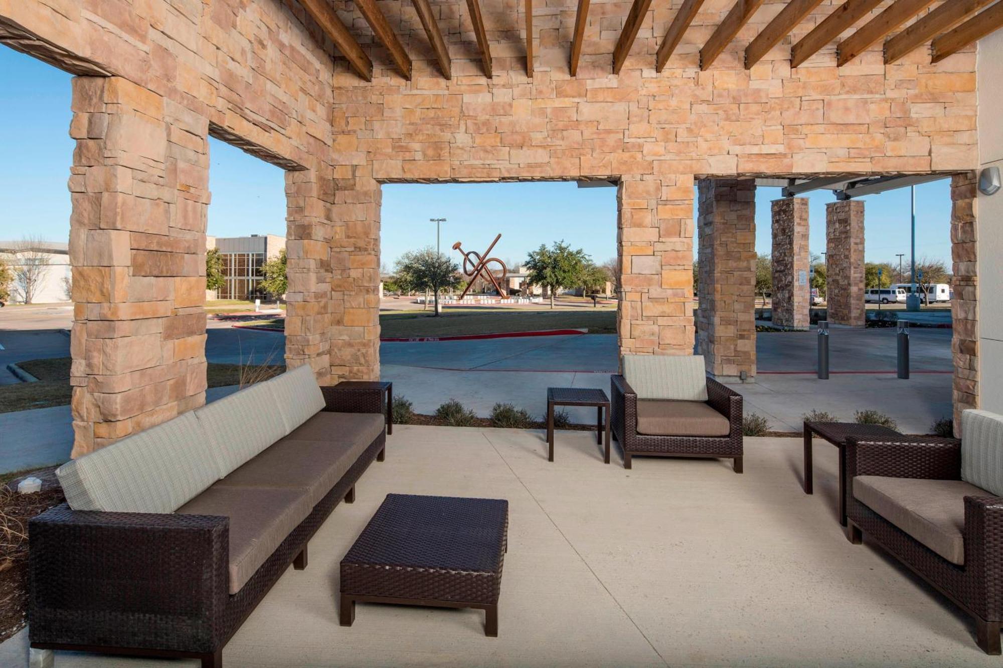 Hotel Courtyard By Marriott Dallas At Conference Center 3*