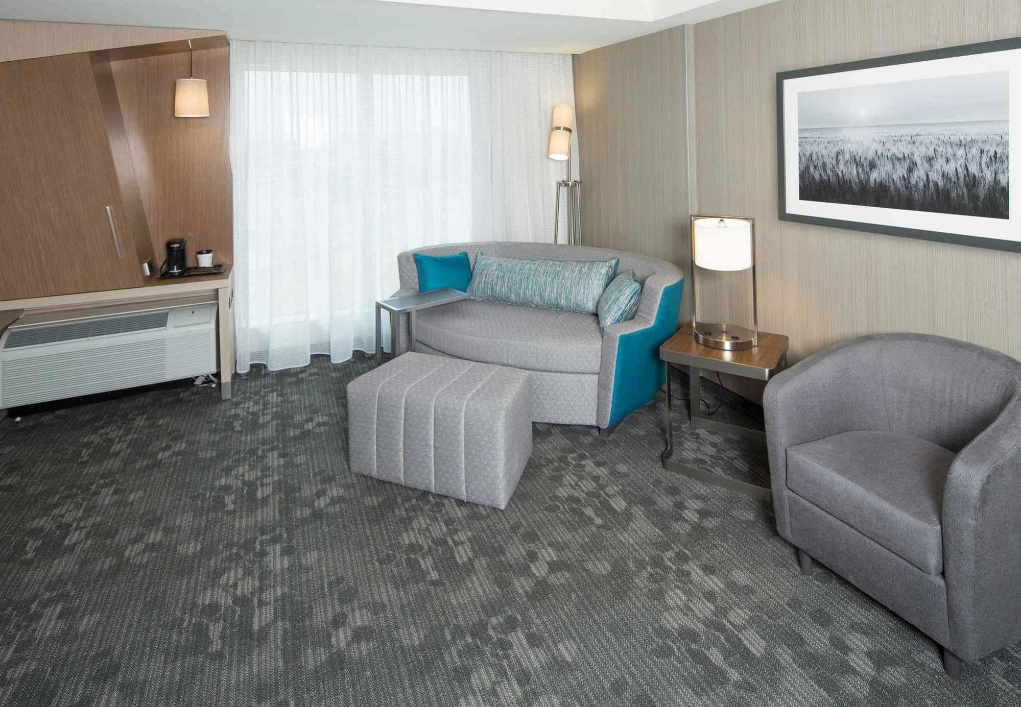 Courtyard By Marriott Dallas At Conference Center